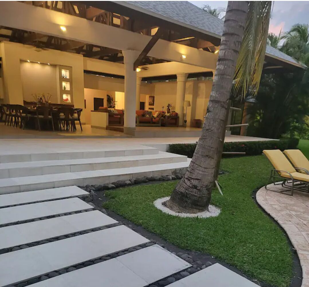 屋外ダイニングエリア