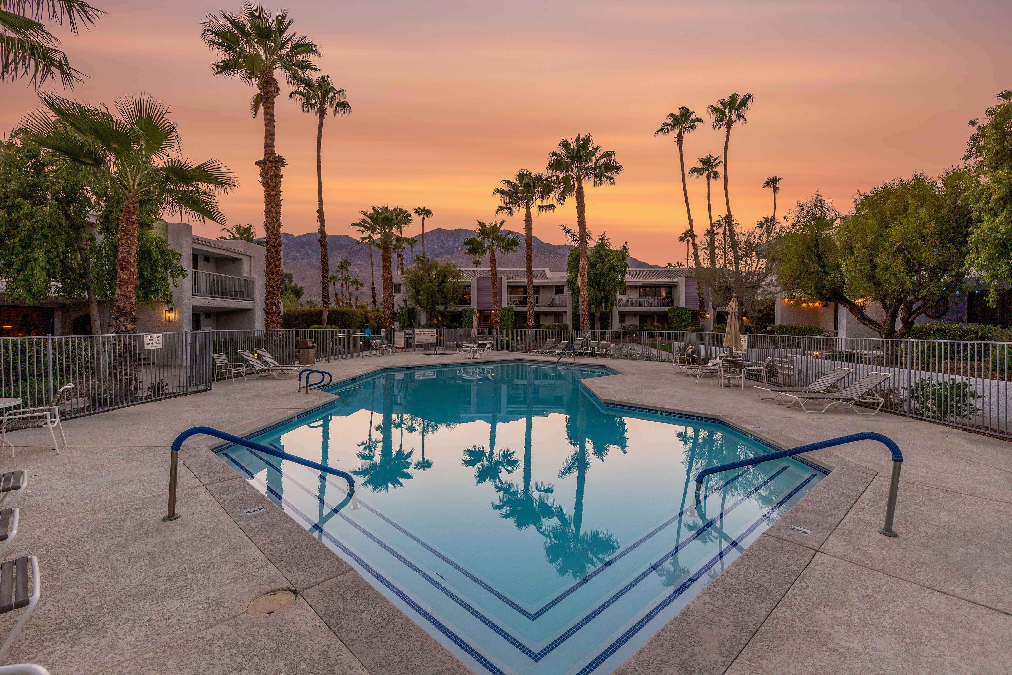 Beverly Palms - Vibrant Mid-Mod Condo!