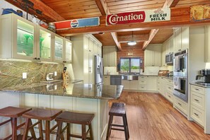 Køleskab, mikrobølgeovn, ovn, kogeplade