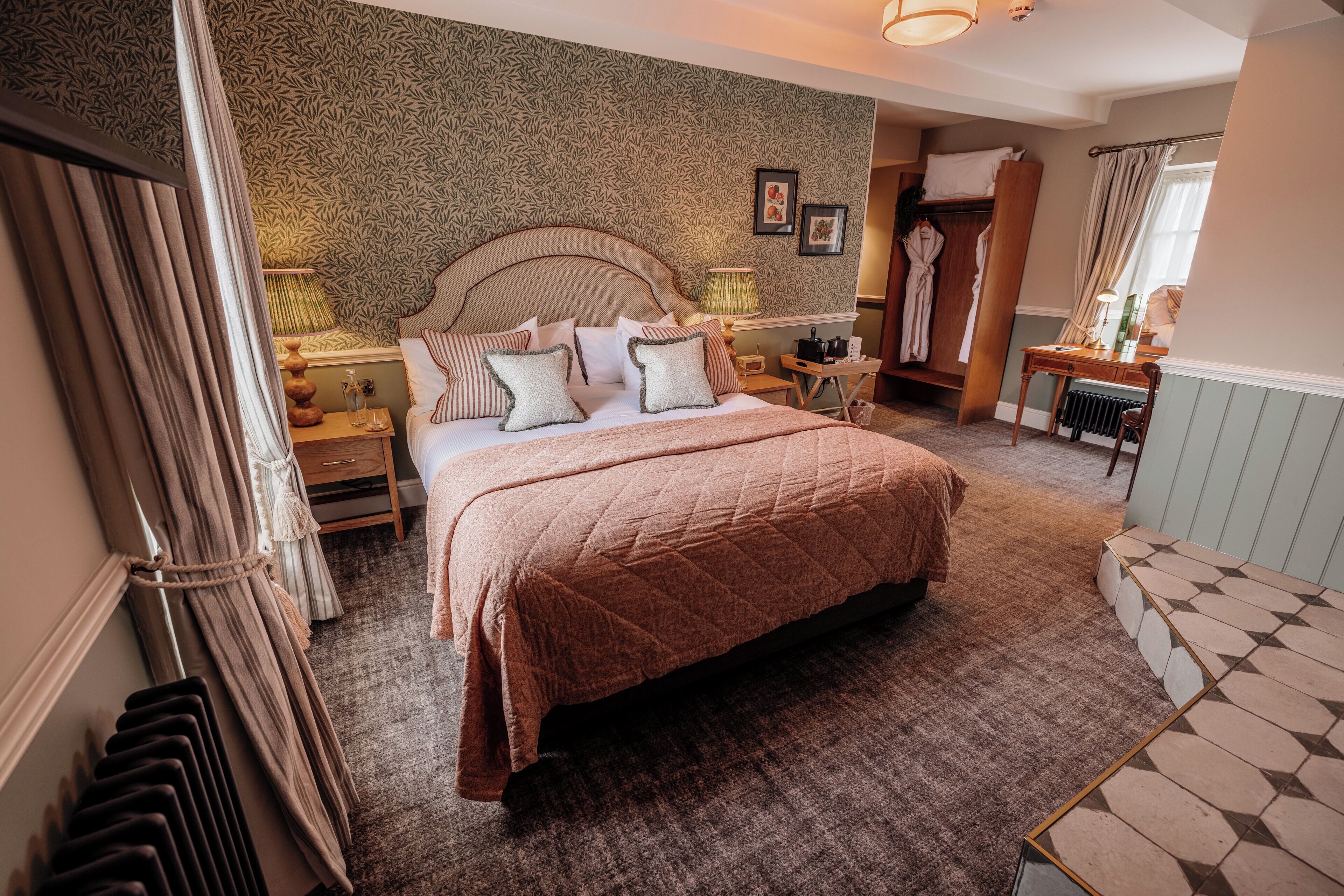 Suite | Premium bedding, desk, free WiFi, bed sheets