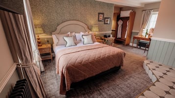 Suite | Premium bedding, desk, free WiFi, bed sheets