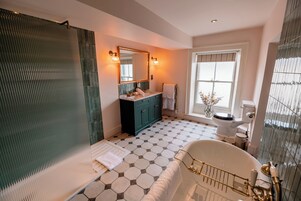 Junior Suite | Bathroom | Free toiletries, hair dryer, bathrobes