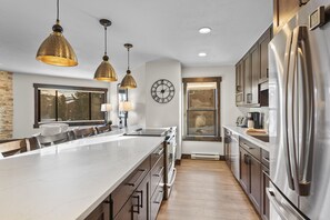 Mikrowelle, Herdplatte, Geschirrspüler