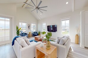 Televisie, tafelvoetbal, een tafeltennistafel en boeken