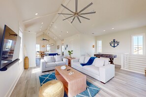 Televisie, tafelvoetbal, een tafeltennistafel en boeken