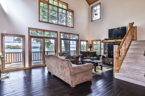 Luxury Lodge on Eagle River Chain of Lakes! With a Fireplace and dock!