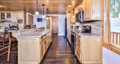 Gorgeous 8 bedroom log home on Eagle River chain of Lakes!