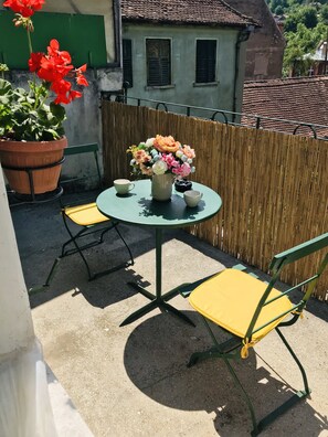 Outdoor dining - Beautiful House with 3 private bedrooms in the Centre of Sighisoara (Sighișoara)