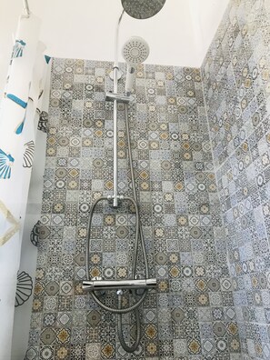 Secadora de cabello, toallas, jabón, papel de baño 