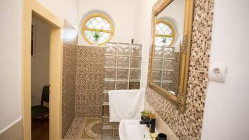 SĂšche-cheveux, serviettes fournies, savon, papier toilette