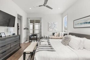 4 bedrooms, in-room safe, iron/ironing board, travel cot - Always A Guest Favorite! Luxury 3 Level Home+ HUGE Rooftop Deck w/TV, fireplace! (Berry Hill)