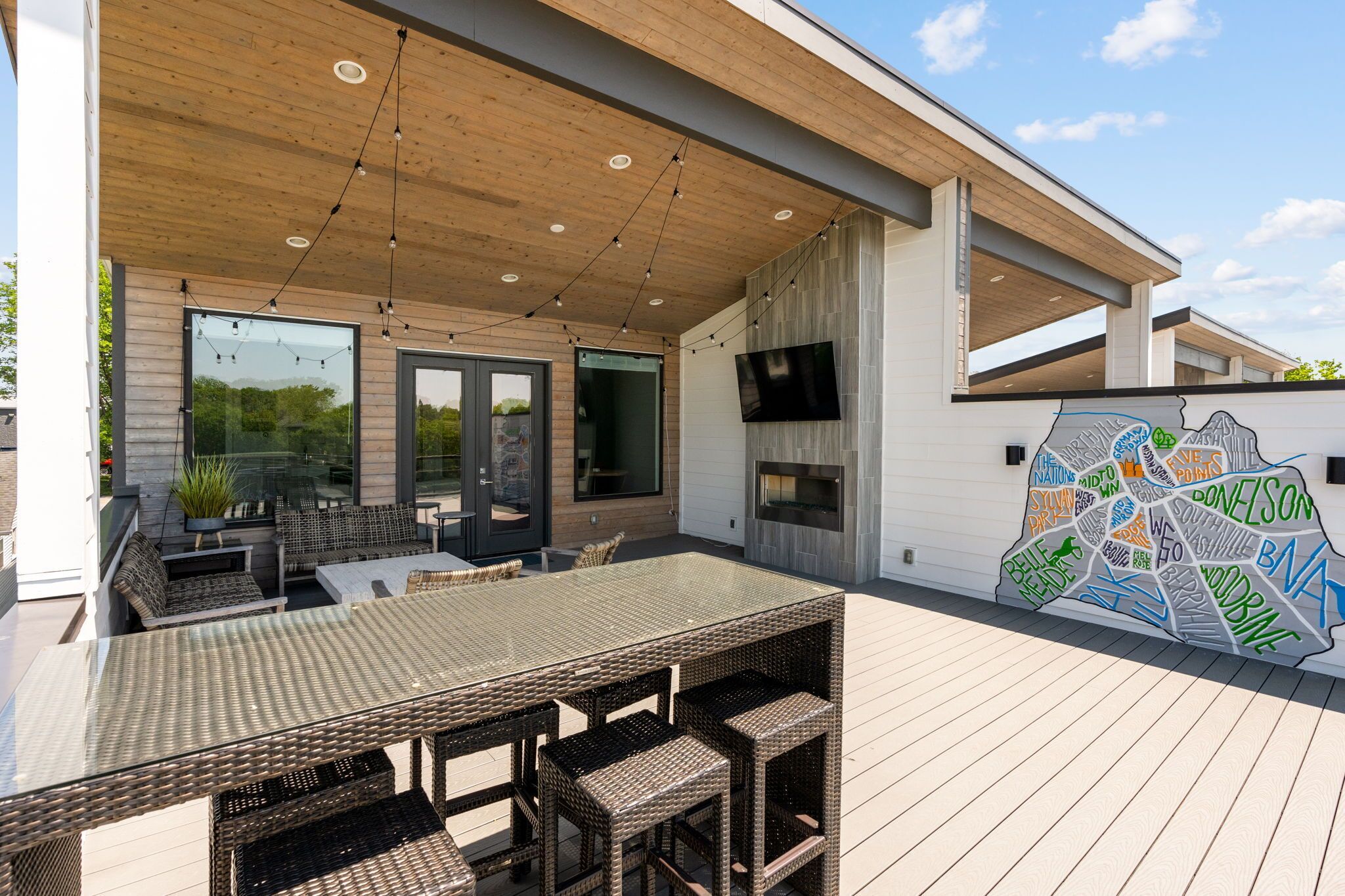 Large Luxurious 3 Level Home + HUGE Rooftop Deck w/TV-only 2.5 mi to Broadway