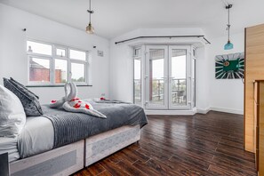 Double Room, Shared Bathroom | Iron/ironing board, free WiFi - City Gate Guest House (London)