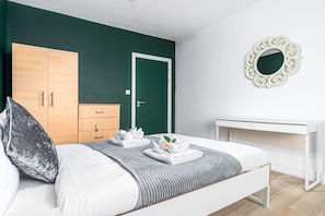 Habitación estándar doble, baño compartido | 1 dormitorio, tabla de planchar con plancha, wifi gratis