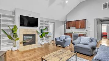 House, 5 Bedrooms | Living area | Smart TV, streaming services