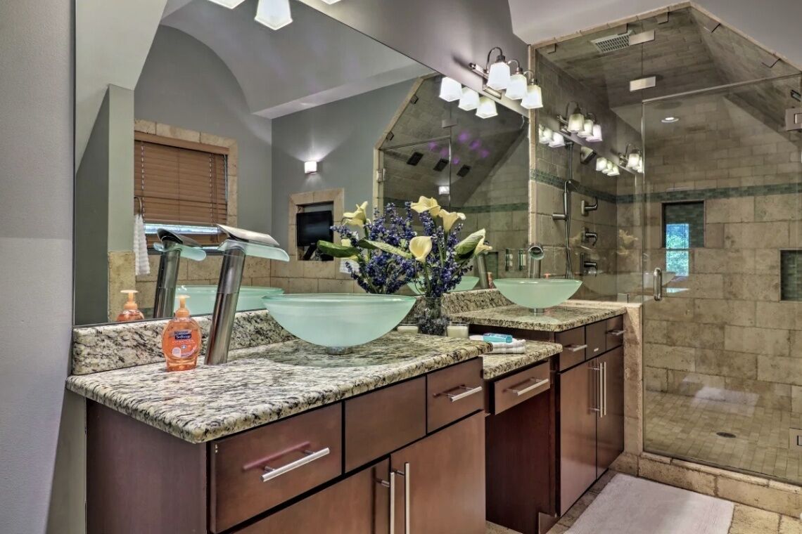 House, 5 Bedrooms | Bathroom | Towels, shampoo