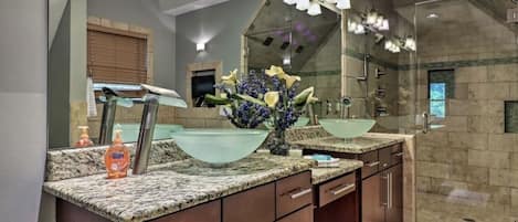 Maison, 5 chambres | Salle de bain | Serviettes fournies, shampooing