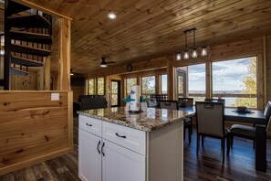 Cabaña, 3 habitaciones | Cocina privada | Refrigerador, horno, cafetera y tetera y tostadora 