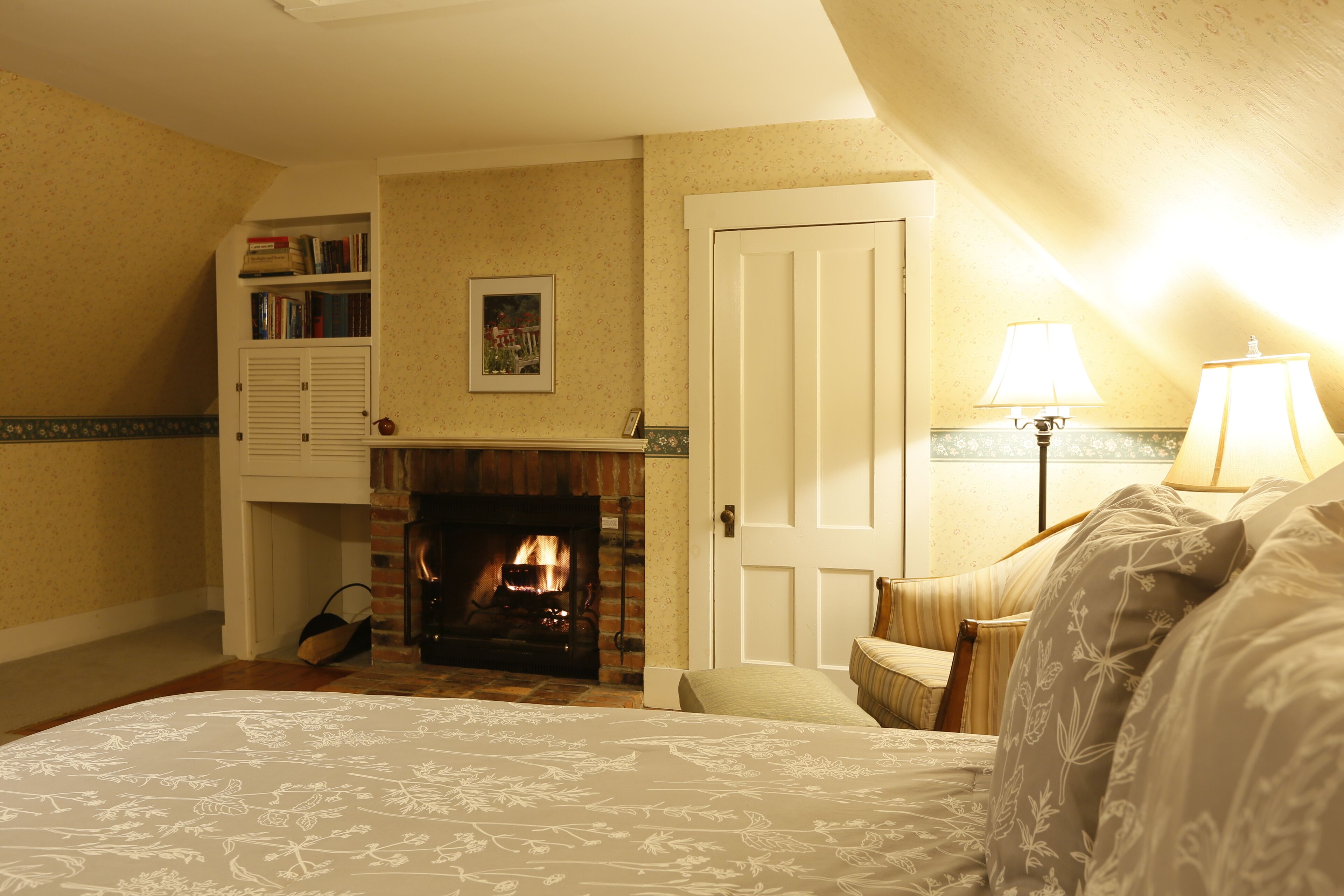 Deluxe Room, 1 Queen Bed, Fireplace, Mountainside | Down comforters, WiFi (free), individually decorated