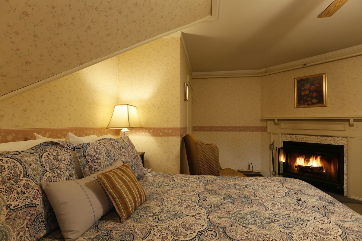 Chambre Deluxe, 1 grand lit, cheminée, côté montagne