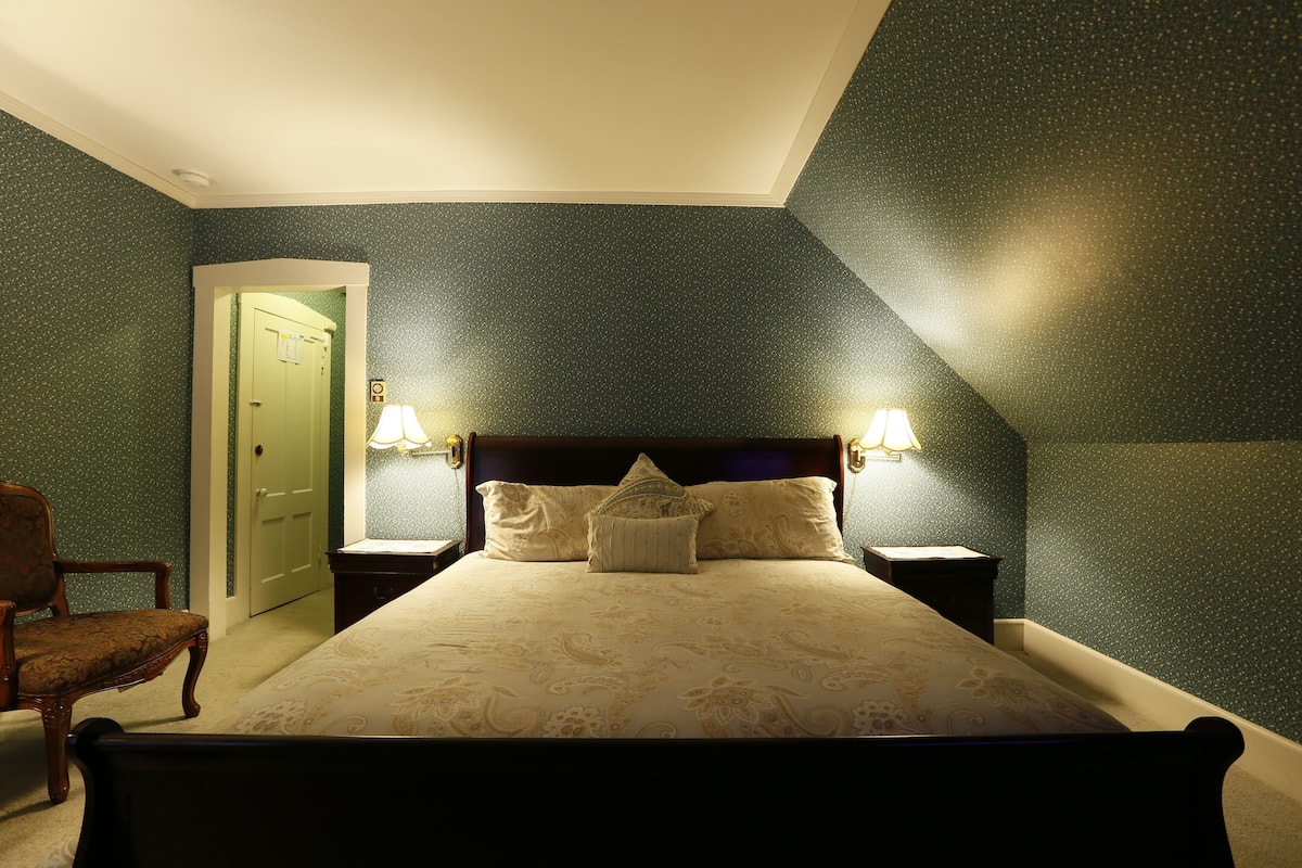 Chambre Deluxe, 1 très grand lit, cheminée, côté montagne