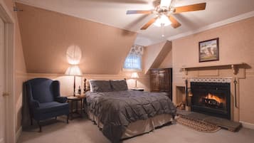 Deluxe-huone, 1 keskisuuri parisänky, takka, vuorten lähellä | Untuvapeitot, yksilöllisesti sisustettu, yksilöllisesti kalustettu