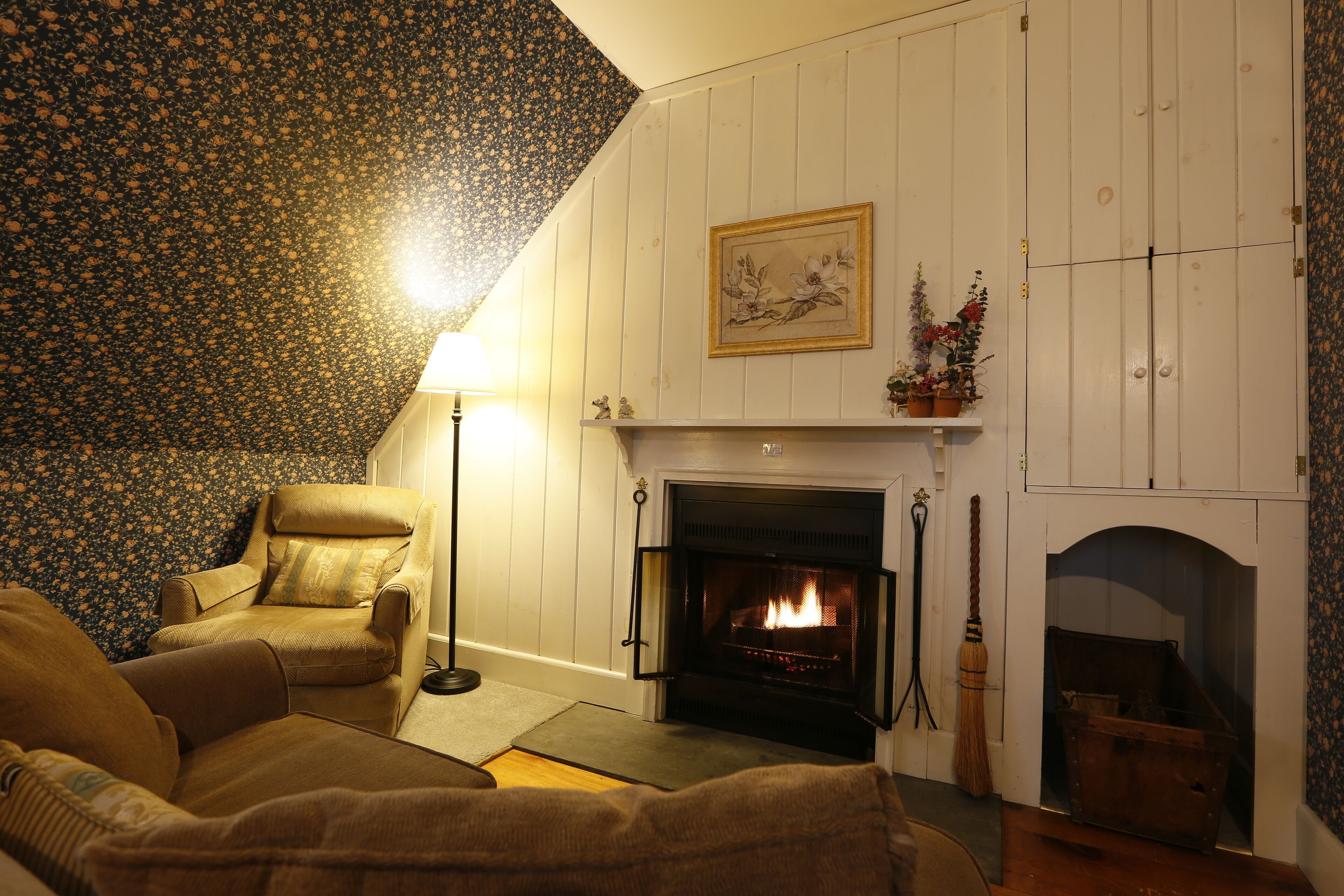 Deluxe-huone, 1 keskisuuri parisänky, takka, vuorten lähellä | Untuvapeitot, yksilöllisesti sisustettu, yksilöllisesti kalustettu