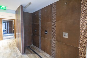 Een sauna, een stoombad, massagebehandelingen