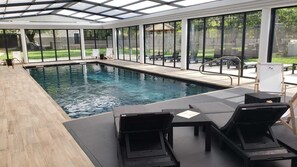 Una piscina cubierta (de 10:00 a 20:00), sombrillas, tumbonas
