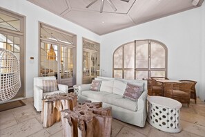 Een televisie, een open haard en een stereo