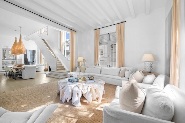 Een televisie, een open haard en een stereo