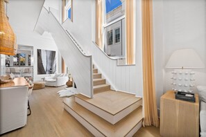 Een televisie, een open haard en een stereo