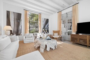 Een televisie, een open haard en een stereo