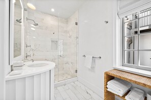 Dusche, Haartrockner, Handtücher