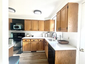 冷蔵庫、電子レンジ、オーブン、コンロ