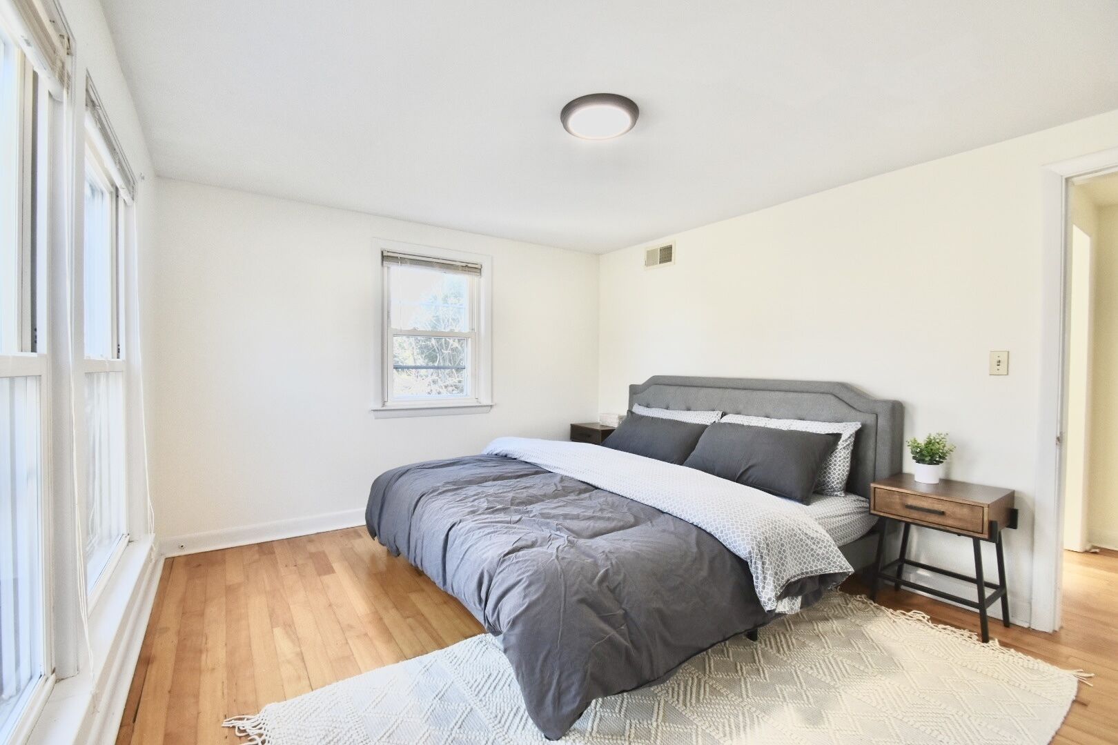 3 bedrooms, desk, iron/ironing board, travel crib