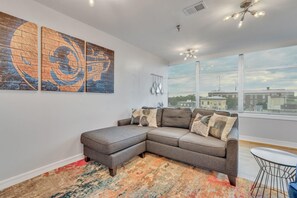 Lägenhet - 1 queensize-säng med bäddsoffa (Savannah Skyline) | Vardagsrum