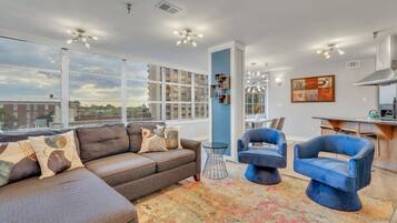 Condo, 1 Queen Bed with Sofa bed (Savannah Skyline) | Living area