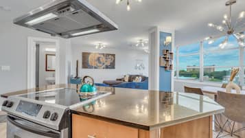 Condo, 1 Queen Bed with Sofa bed (Savannah Skyline) | Private kitchen