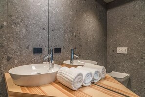 Dusj, hårføner, bidé og håndklær