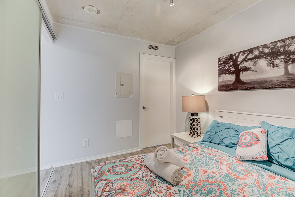 Charming 2-Bedroom Condo in Little Portugal: Your Perfect Home in Toronto