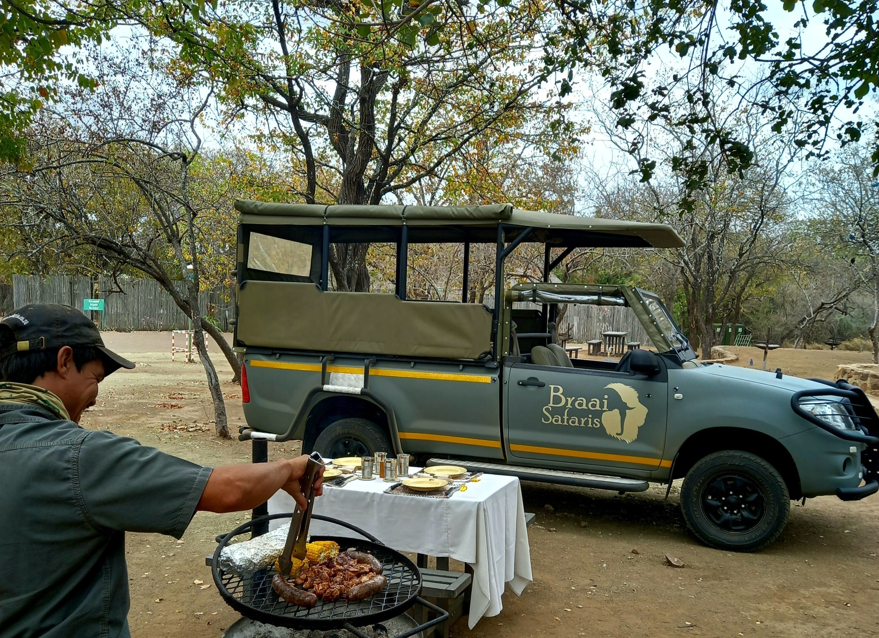 Un vehículo safari con una mesa lista para comidas al aire libre.