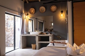 Comfort Chalet | Bathroom | Separate bathtub and shower, free toiletries, towels, soap - Braai Safaris Lodge (Hoedspruit)