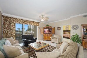 TV - Canal Front~ Large Private Balcony~ 2BR Casa Marina 711 (Fort Myers Beach)