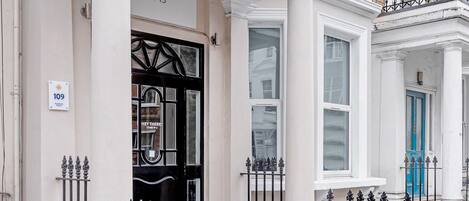 1 bedroom, individually decorated, individually furnished
