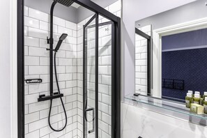 Doppelzimmer | Badezimmer | Dusche, umweltfreundliche Kosmetikartikel, Haartrockner, Handtücher