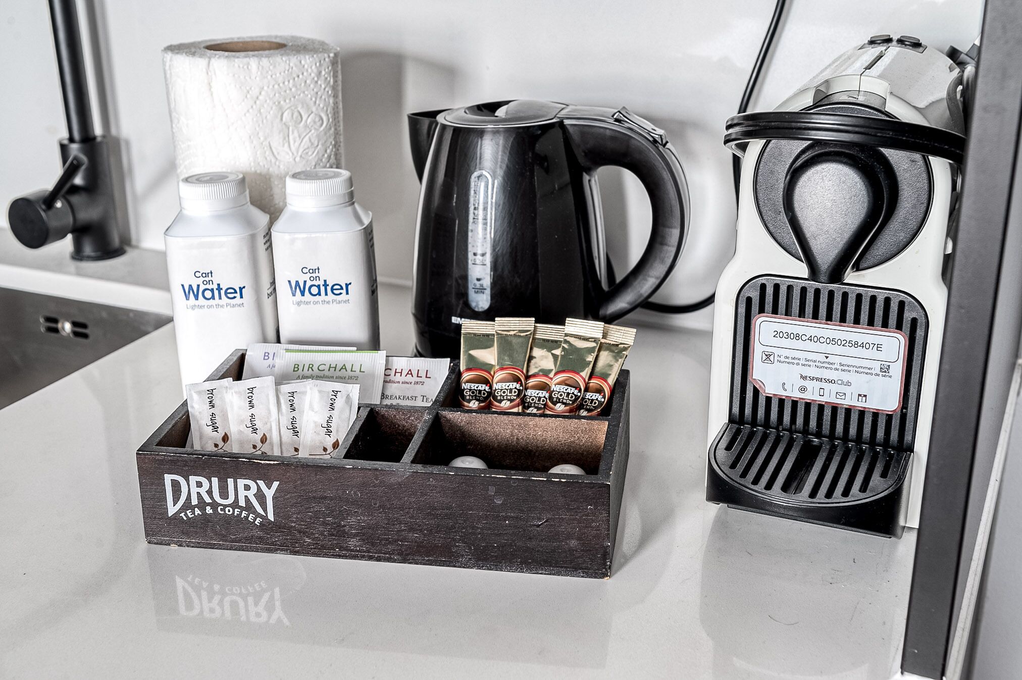 Kaffestation med en filterkaffemaskine, elkedel og kaffekværn.