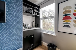 Family Room | Individually decorated, individually furnished, iron/ironing board - Bob W London Earl's Court -Warwick Road (London)