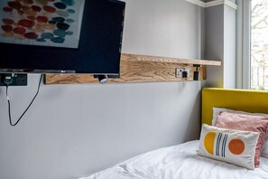 Habitación individual | Decoración personalizada y muebles diferentes 