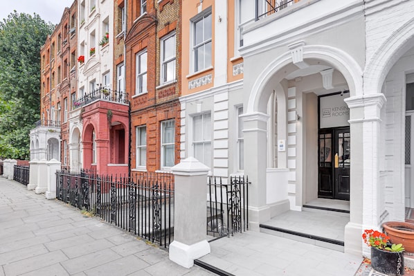 Individually decorated, individually furnished, iron/ironing board - Bob W London Earl's Court -Warwick Road (London)